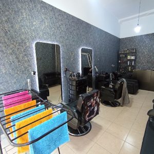 ب یک نفر آرایشگر ماهرویانیمه ماهر نیازمندیم