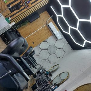 به یک آرایشگر ماهر تقریبا با مشتری