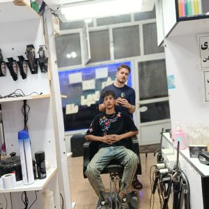 پیرایش قیچی طلا اصلاح و فر داعمی برای مشتری عزیزمون