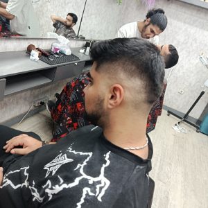 مدل می‌خوام تازه کار هستم و زیر نظر آرایشگر هستم